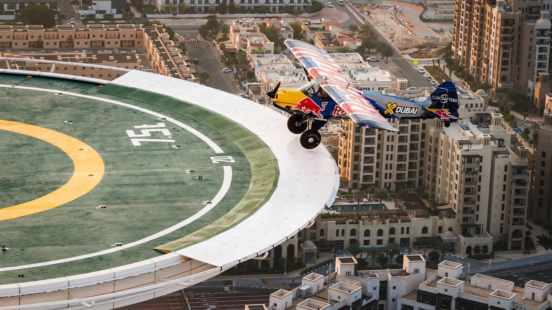 Red Bull a Jumeirah. Jak malé extremně výkonné letadlo přistálo na střeše hotelu
