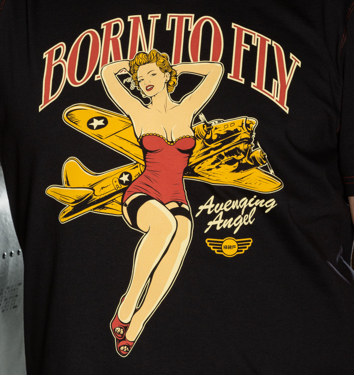 Černé tričko s červeným prošíváním a leteckou Vintage grafikou BORN TO FLY