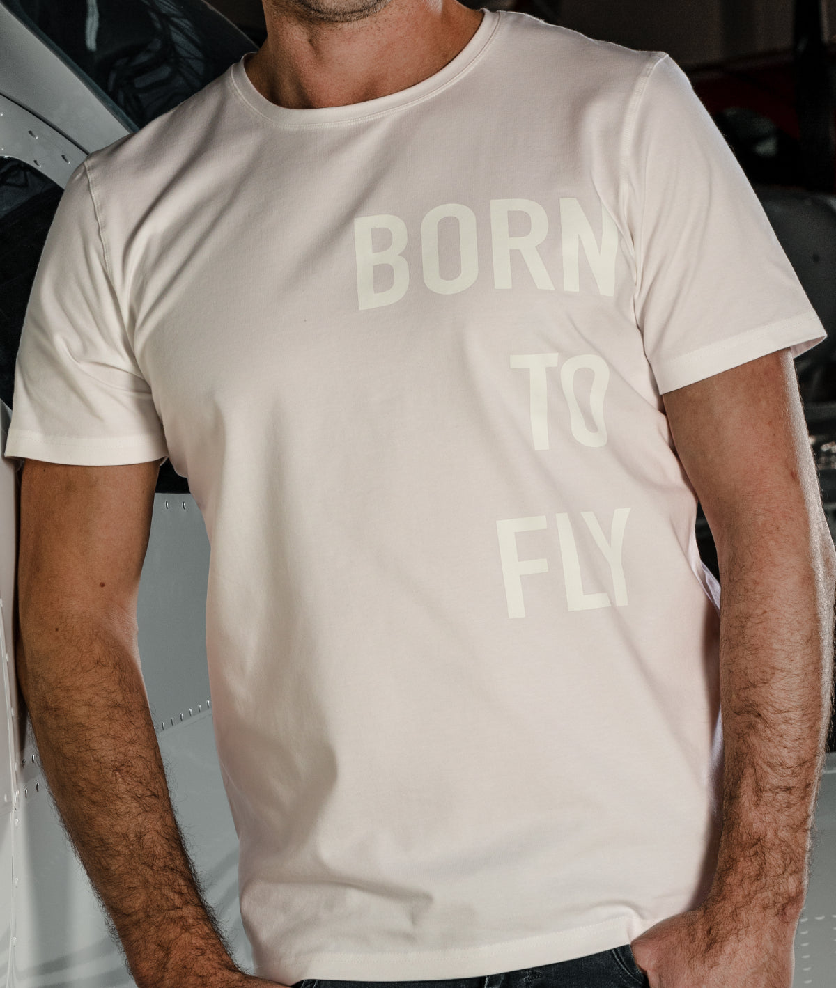 Bílé tričko s bílým nápisem BORN TO FLY