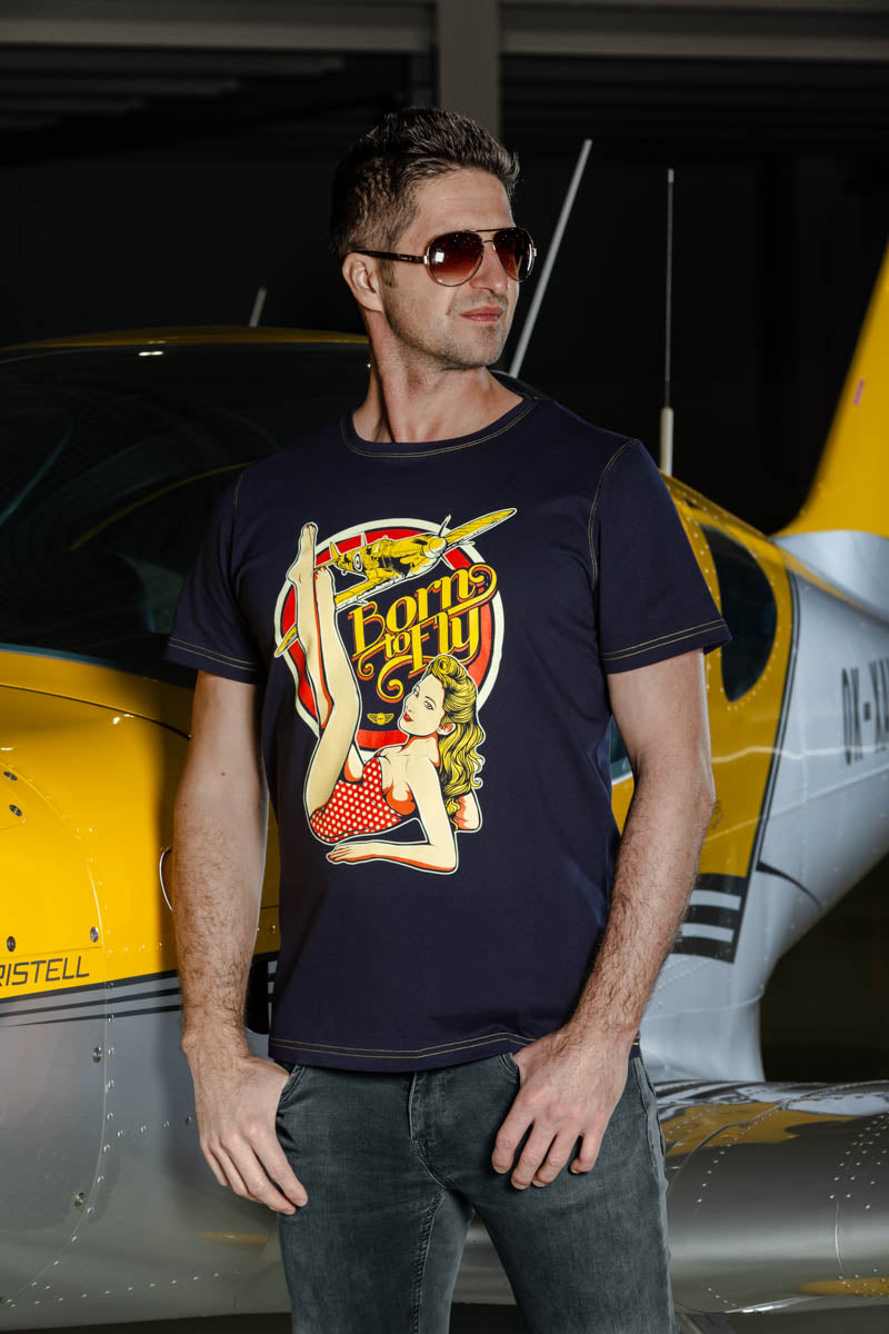 Modré tričko se žlutým prošíváním a vintage grafikou letadla Spitfire od BORN TO FLY